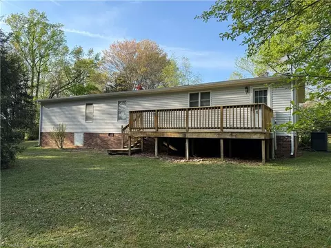 1095 Sechrist Loop, Pilot Mountain, NC 27041 photo 3