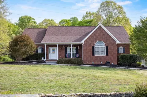 290 Greenturf Dr, Winston Salem, NC 27107