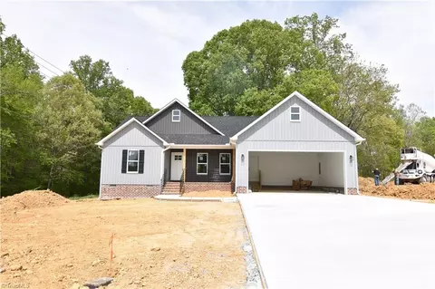 101 Fletchers Farm Dr, Thomasville, NC 27360