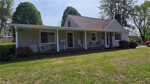 141 New St, Mount Airy, NC 27030