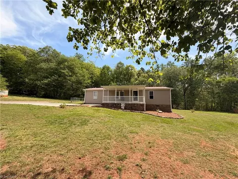 289 Twelve Oaks Dr, Linwood, NC 27299