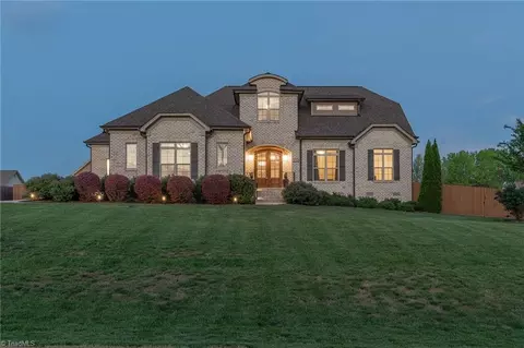 323 Oakleaf Dr, Lexington, NC 27295