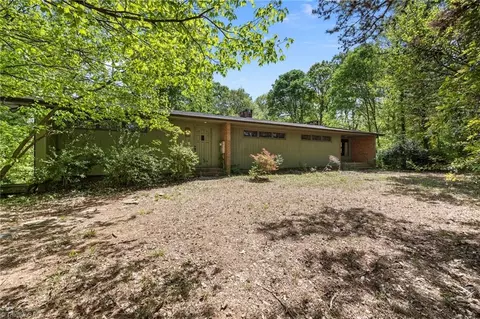 129 Forest Park Dr, Thomasville, NC 27360