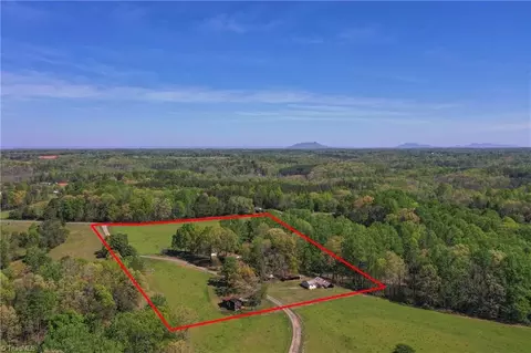 1336 Chinn Ln, Yadkinville, NC 27055