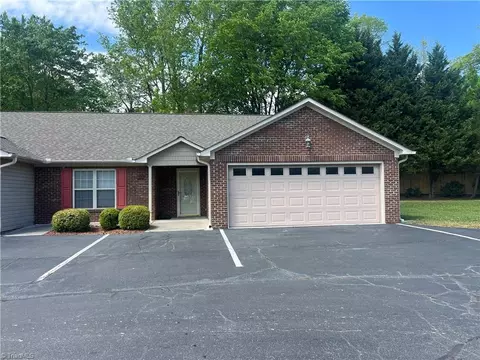 405 Pinefield Pl, Thomasville, NC 27360