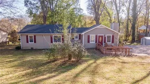 105 Lakefield Dr W, Greensboro, NC 27406