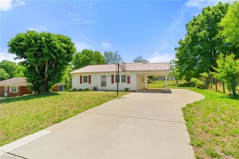 1084 Middlefork Dr, Walnut Cove, NC 27052