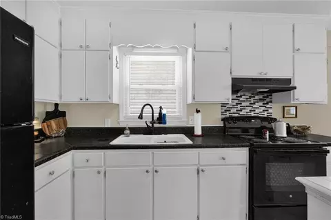 Kitchen - 1014 Pine Ln, Eden, NC 27288 photo 2 of 3