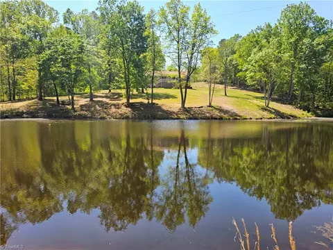 652 Country Ln, Pelham, NC 27311