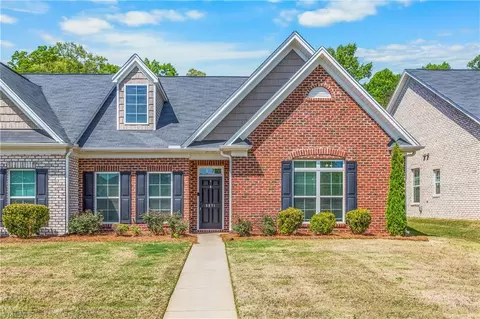 5871 Crestlawn Ct, Pfafftown, NC 27040