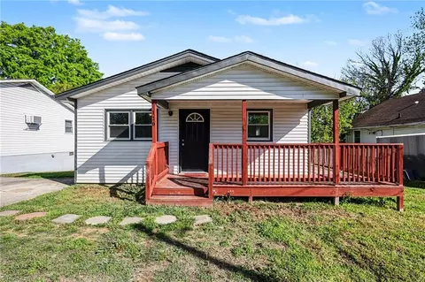 120 Highland Ave, Thomasville, NC 27360