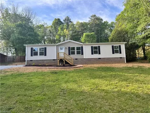 5640 Plantation Dr, Trinity, NC 27370