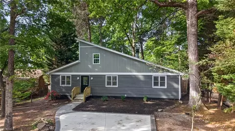 2913 Marthas Pl, Greensboro, NC 27408