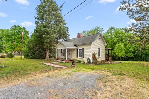 206 Village Ave, Randleman, NC 27317