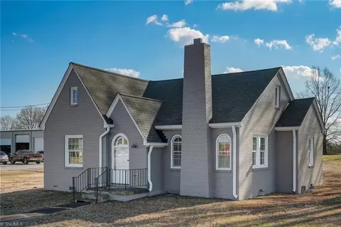 148 Meadow Rd E, Eden, NC 27288