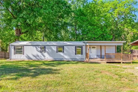 189 Sunset Dr, Thomasville, NC 27360