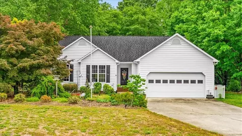 8400 Deer Path Ct, Stokesdale, NC 27357