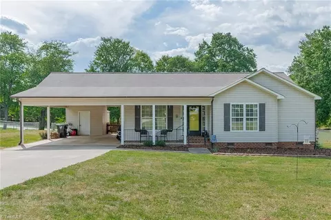 171 Millstone Dr, Lexington, NC 27295