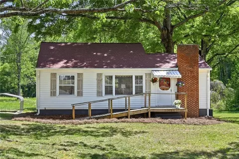 4966 Red Pine Ln, Pfafftown, NC 27040
