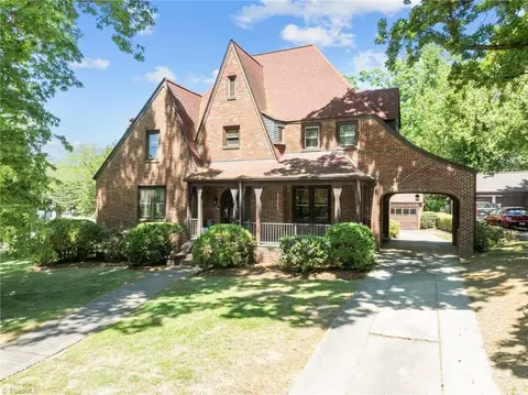 224 Colonial Dr W, Thomasville, NC 27360
