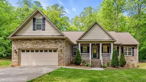 210 Hunters Glen Dr, Summerfield, NC 27358