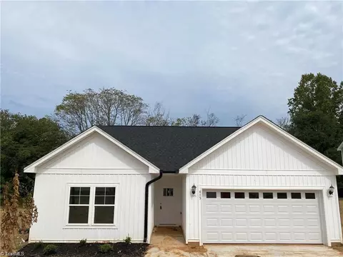 413 Lee Ave E, Yadkinville, NC 27055