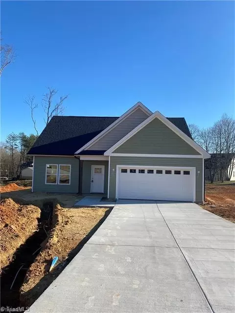1016 Fairfield Dr, Yadkinville, NC 27055
