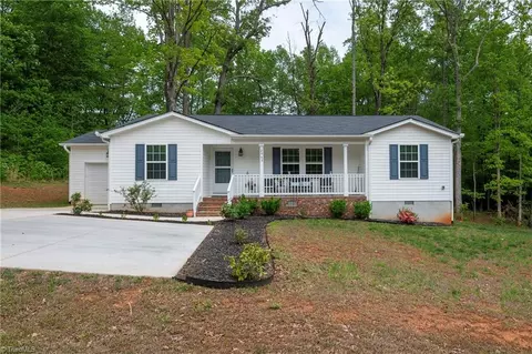 2943 Leslie Ln, Yadkinville, NC 27055