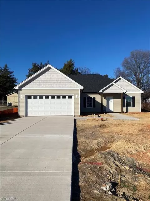 1009 Fairfield Dr, Yadkinville, NC 27055