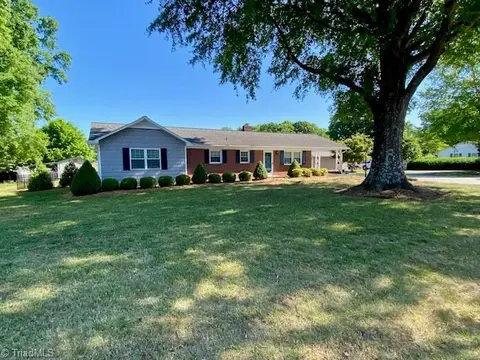 131 Parsonage Dr, Advance, NC 27006