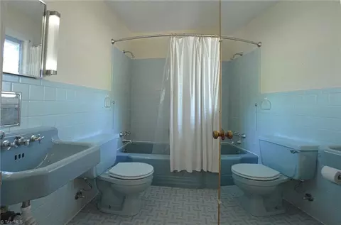 Bath - 528 Farriss Ave E, High Point, NC 27262 photo 3 of 4