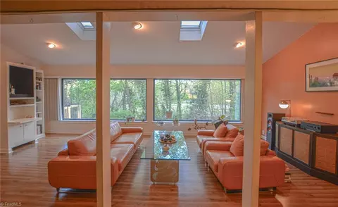 Living - 528 Farriss Ave E, High Point, NC 27262 photo 2 of 13
