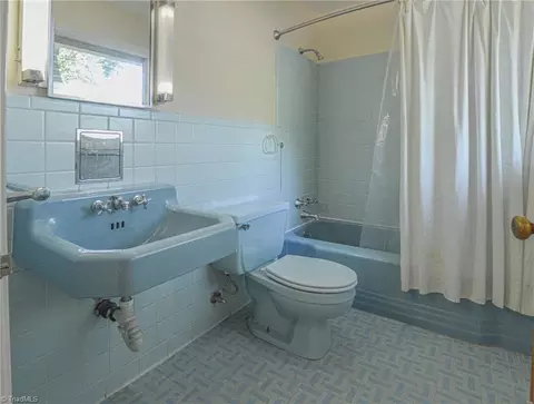 Bath - 528 Farriss Ave E, High Point, NC 27262 photo 4 of 4