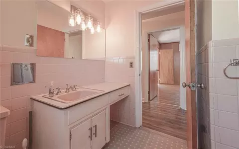 Bath - 528 Farriss Ave E, High Point, NC 27262 photo 1 of 4
