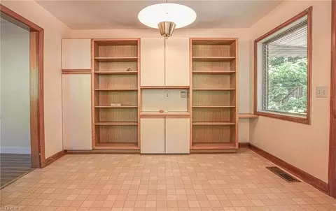 Living - 528 Farriss Ave E, High Point, NC 27262 photo 12 of 13