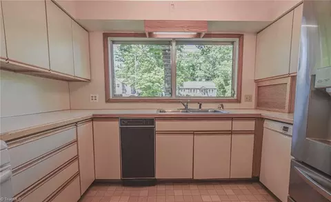 Kitchen - 528 Farriss Ave E, High Point, NC 27262 photo 2 of 4