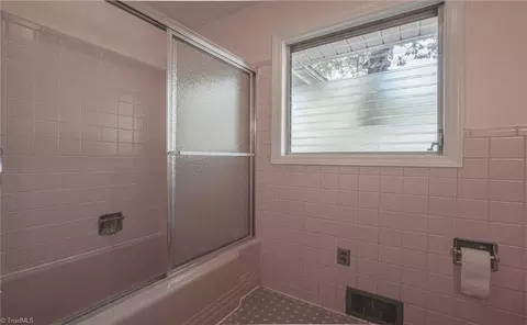 Bath - 528 Farriss Ave E, High Point, NC 27262 photo 2 of 4