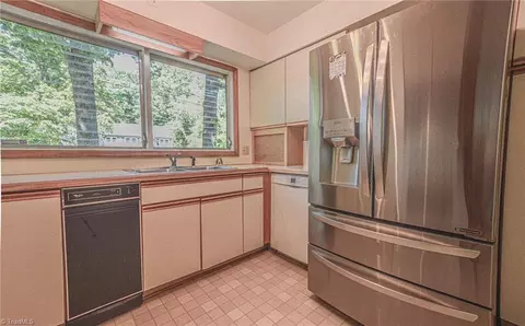 Kitchen - 528 Farriss Ave E, High Point, NC 27262 photo 3 of 4