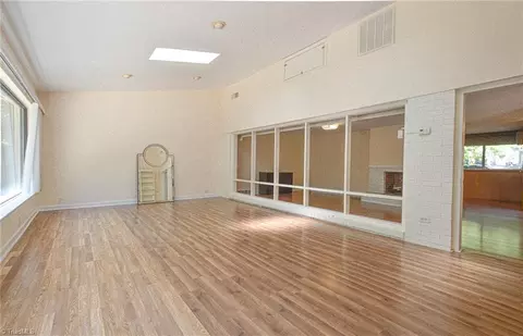 Living - 528 Farriss Ave E, High Point, NC 27262 photo 4 of 13