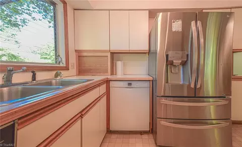 Kitchen - 528 Farriss Ave E, High Point, NC 27262 photo 4 of 4