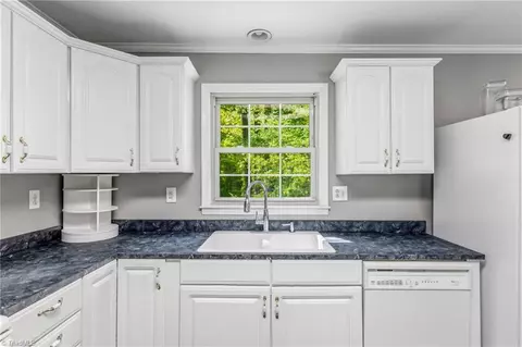 Kitchen - 104 Windover Dr, Pinnacle, NC 27043 photo 5 of 6