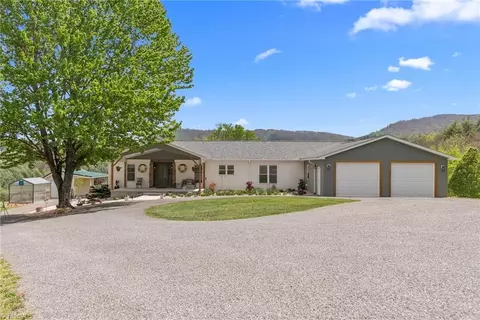 552 Dirt Nose Dr, Sparta, NC 28675