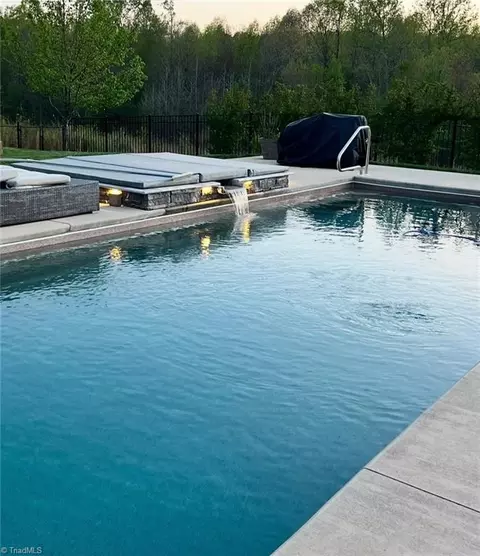 2609 Chari Park Ln, Walkertown, NC 27051