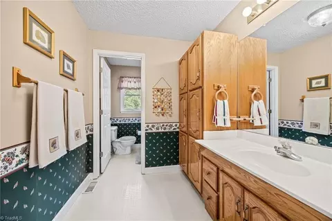 Bath - 786 Central Rd, Clemmons, NC 27012 photo 2 of 2