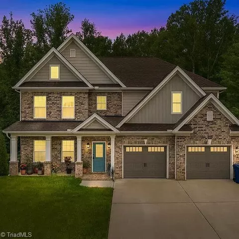 420 Burkes Crossing Dr, Winston Salem, NC 27104