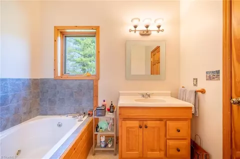 Bath - 931 Maple Shade Rd, Laurel Fork, VA 24352 photo 2 of 4