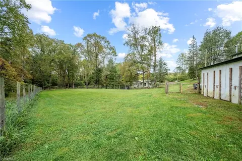 Exterior - 487 Dry Twig Rd, Laurel Fork, VA 24352 photo 7 of 10