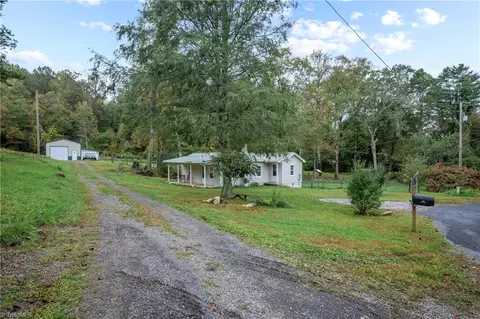 Exterior - 487 Dry Twig Rd, Laurel Fork, VA 24352 photo 4 of 10