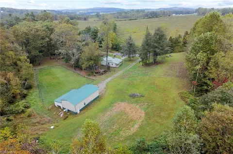 487 Dry Twig Rd, Laurel Fork, VA 24352