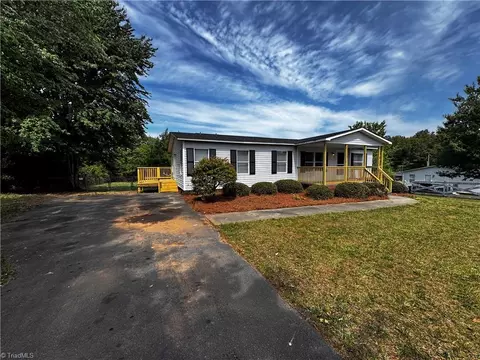 108 Clarmont Dr, King, NC 27021